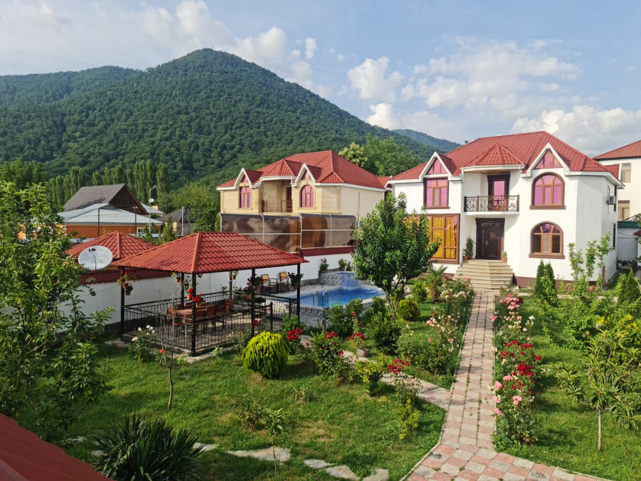 İsti Hovuz – Qəbələdə Kirayə Bağ Evi